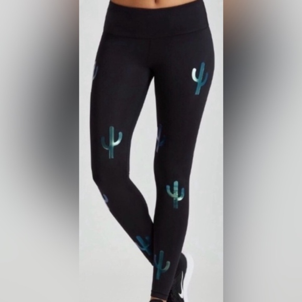 Noli NWOT Black Leggings with Cactus Print - Small